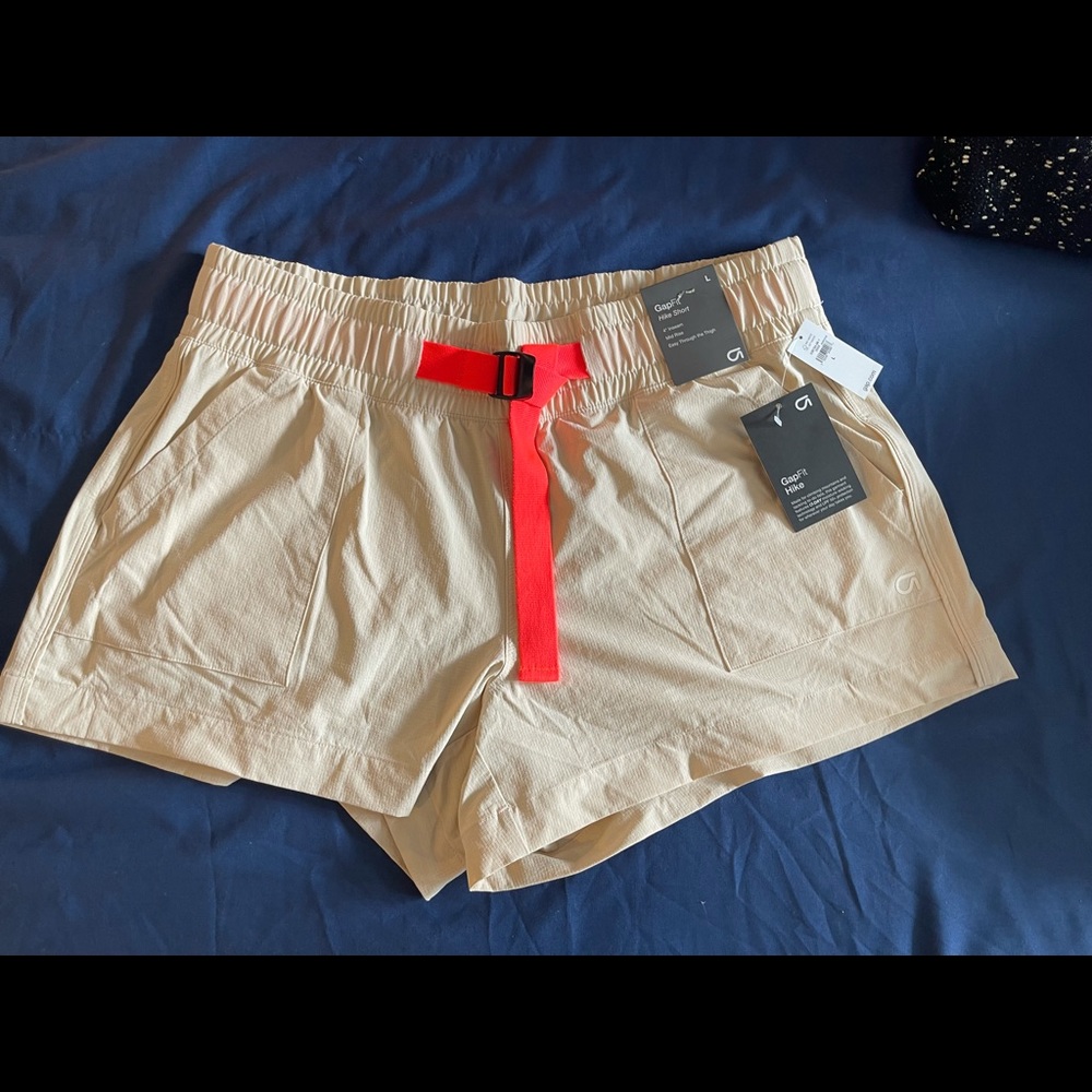 NWT cream hiking short
